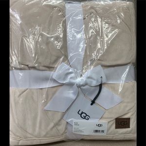 FLASH SALE Ugg Bliss Sherpa Throw